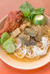 Green curry rice noodle and fried chicken with fresh vegetable