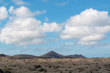 Fototapeta na wymiar Islanda: paesaggio islandese con campi di lava nella Penisola di Reykjanes il 16 agosto. In Islanda ci sono molti campi di lava di rocce nere coperte da un tappeto di muschio 