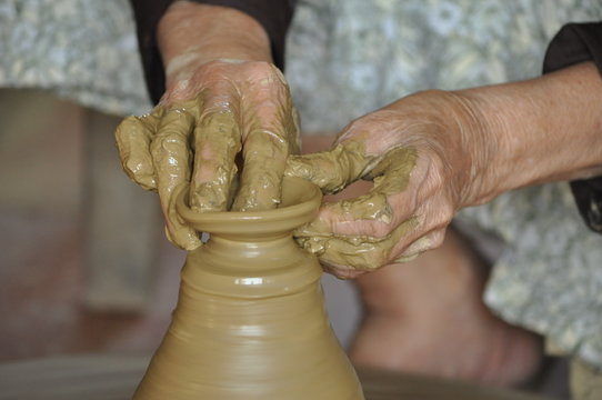 Hoi An, pottery village, dettaglio mani