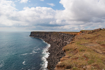 Islanda: le rocce e la spiaggia nera di Krysuvikurberg Cliffs il 16 agosto 2012. Le scogliere di Krysuvikurberg|, nella zona geotermale di Krysuvik, sono uno dei paesaggi più suggestivi in Islanda