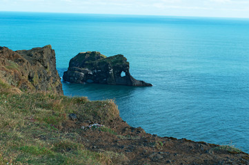 Islanda: vista dalla scogliera di Dyrholaey il 18 agosto 2012. Il promontorio di Dyrholaey domina la baia di Vik i Myrdal, il villaggio più a sud di Islanda