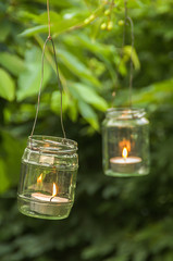 Kerze im Glas am Baum 