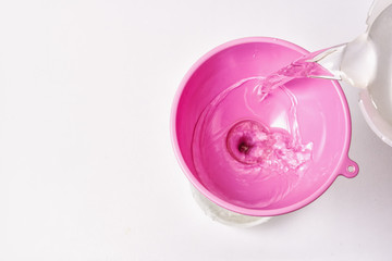 The funnel device for pouring liquid in a narrow space