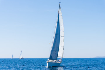 Naklejka premium sail of a sailing boat. sailing yacht on the water