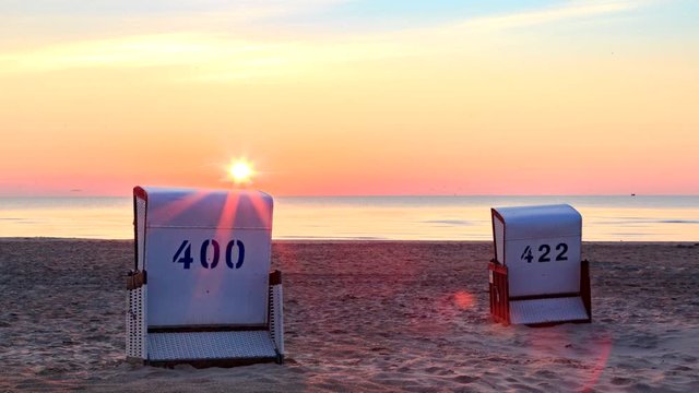 Strandk&ouml;rbe am Sandstrand auf der Insel Usedom im Sonnenaufgang