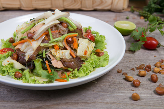 Thai salad with carrot, tomato, glass noodle, celery and pork