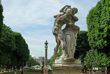 Fototapeta na wymiar Statues au jardin des Grands Explorateurs à Paris, France