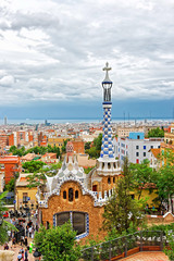 Naklejka premium Turystów i budynek wejściowy w Park Guell w Barcelonie