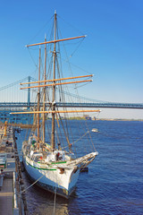 Fototapeta premium Ship at the waterfront of Delaware River of Philadelphia