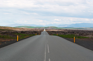 Islanda: una strada e il paesaggio islandese il 20 agosto 2012. Il paesaggio islandese è considerato in tutto il mondo unico e diverso da qualsiasi altro sul pianeta