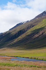 Islanda: il paesaggio islandese con nuvole e montagne il 20 agosto 2012. Il paesaggio islandese &egrave; considerato in tutto il mondo unico e diverso da qualsiasi altro sul pianeta