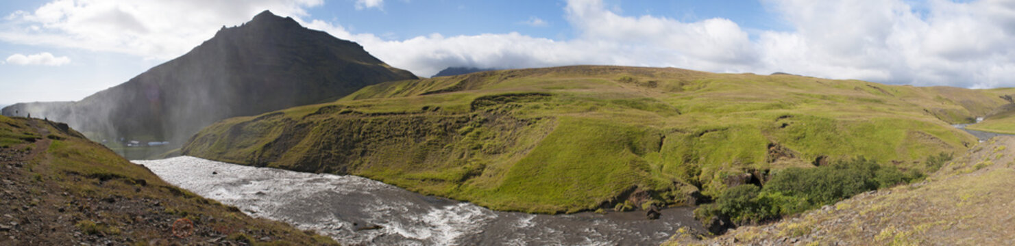 Islanda: la cascata Skogafoss dall'alto, con il fiume Skoga il 18 agosto 2012. Skogafoss &egrave; una delle cascate pi&ugrave; famose d'Islanda: nata dal fiume Skoga, ha un salto di 60 metri