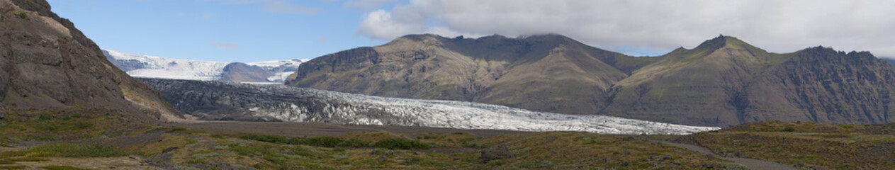 Iceland: vista del ghiacciaio Skaftafell il 19 agosto 2010. Il ghiacciaio Skaftafell è uno sperone della calotta di ghiaccio Vatnajokull, la più grande e più voluminosa calotta di ghiaccio in Islanda