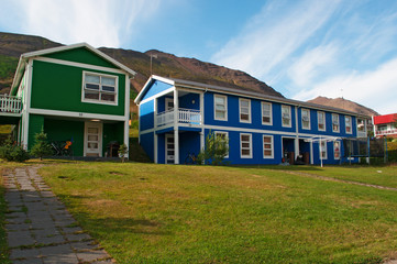 Islanda: case colorate nel piccolo villaggio di pescatori di Siglufjordur, nell'omonimo fiordo sulla costa nord dell'Islanda, il 26 agosto 2012