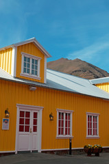 Islanda: il bar ristorante Hannes Boy nel porto del piccolo villaggio di pescatori di Siglufjordur, nell'omonimo fiordo sulla costa nord dell'Islanda, il 26 agosto 2012