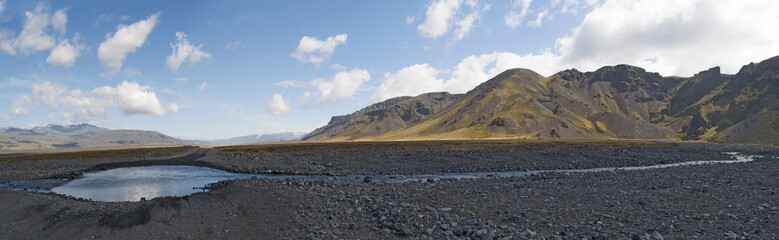 Fototapeta na wymiar Islanda: una strada sterrata e il paesaggio islandese il 20 agosto 2012. Il paesaggio islandese è considerato in tutto il mondo unico e diverso da qualsiasi altro sul pianeta