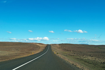 Fototapeta na wymiar Islanda: una strada e il paesaggio islandese il 20 agosto 2012. Il paesaggio islandese è considerato in tutto il mondo unico e diverso da qualsiasi altro sul pianeta