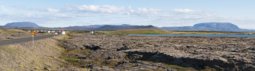 Islanda: una strada, il paesaggio islandese e i covoni di fieno il 20 agosto 2012. Il paesaggio islandese è considerato in tutto il mondo unico e diverso da qualsiasi altro sul pianeta