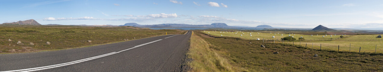Islanda: una strada, il paesaggio islandese e i covoni di fieno il 20 agosto 2012. Il paesaggio islandese è considerato in tutto il mondo unico e diverso da qualsiasi altro sul pianeta