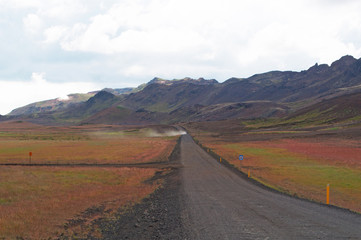 Islanda: una strada, il paesaggio islandese e i covoni di fieno il 20 agosto 2012. Il paesaggio islandese è considerato in tutto il mondo unico e diverso da qualsiasi altro sul pianeta