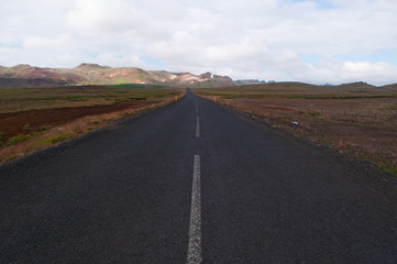 Islanda: una strada e il paesaggio islandese il 20 agosto 2012. Il paesaggio islandese &egrave; considerato in tutto il mondo unico e diverso da qualsiasi altro sul pianeta