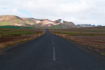 Islanda: una strada e il paesaggio islandese il 20 agosto 2012. Il paesaggio islandese è considerato in tutto il mondo unico e diverso da qualsiasi altro sul pianeta