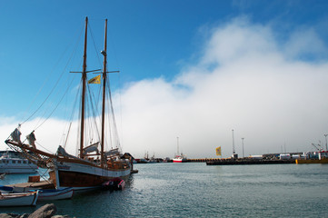 Islanda: un veliero nel porto della citt&agrave; di Husavik nell'estremo nord dell'isola, il 25 agosto 2012