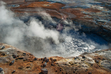 Islanda: una pozza di zolfo nelle sorgenti termali e solforiche di Hverir, nella regione di Myvatn, il 28 agosto 2012