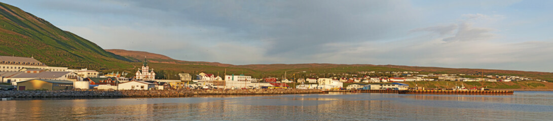 Fototapeta premium Islanda: panoramica della città di Husavik al tramonto, nell'estremo nord dell'isola, il 25 agosto 2012