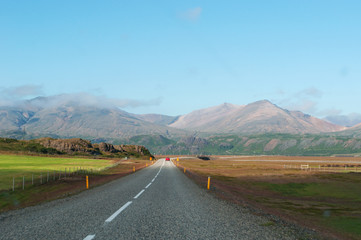 Islanda: una strada e il paesaggio islandese il 20 agosto 2012. Il paesaggio islandese è considerato in tutto il mondo unico e diverso da qualsiasi altro sul pianeta