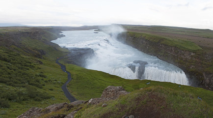 Islanda: panoramica della cascata Gullfoss il agosto 2012. Gullfoss, la cascata dorata lungo il percorso del fiume Hvita, è una delle più note attrazioni d’Islanda