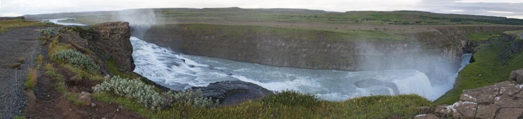 Islanda: panoramica della cascata Gullfoss il agosto 2012. Gullfoss, la cascata dorata lungo il percorso del fiume Hvita, è una delle più note attrazioni d’Islanda