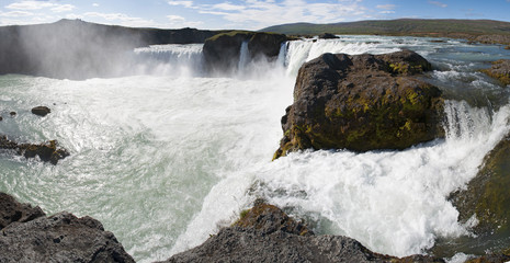 Islanda: vista panoramica della cascata Godafoss il 24 agosto agosto 2012. Godafoss, la cascata degli Dei, è una delle cascate più note e spettacolari d'Islanda 