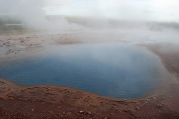 Islanda: una sorgente di acqua bollente nell'area dei geyser della valle di Haukadalur il 16 agosto 2012