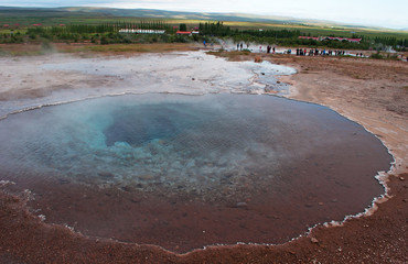 Islanda: una sorgente di acqua bollente nell'area dei geyser della valle di Haukadalur il 16 agosto 2012