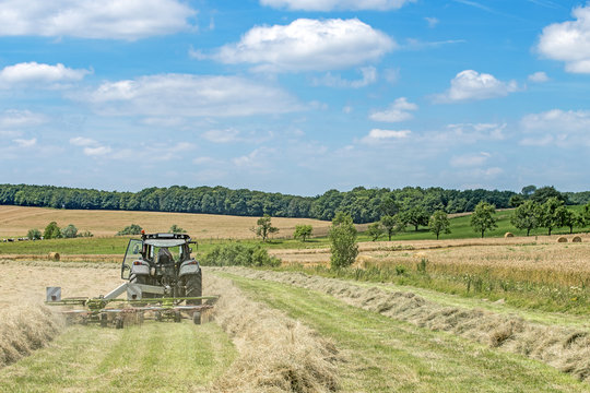 tracteur agricole avec r&acirc;teaux &agrave; foin