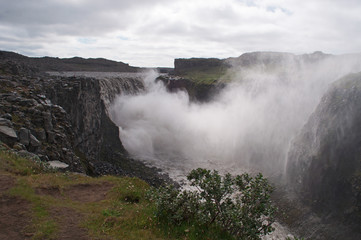Fototapeta na wymiar Islanda: la cascata Dettifoss il 20 agosto 2012. Dettifoss, la cascata dell'Acqua che Rovina, è più grande d'Europa con una larghezza di 100 metri e un salto di 40 metri