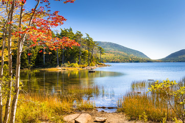 Naklejka premium Jezioro w pogodny dzień jesieni i wielkie odbicie w wodzie
