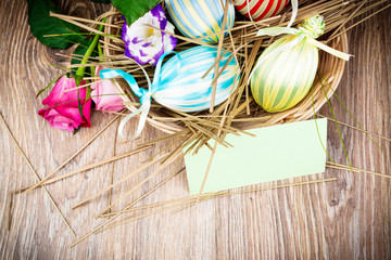 Obraz premium Easter eggs with flowers on wooden background
