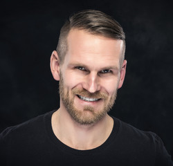 Obraz premium Handsome man looking at camera.