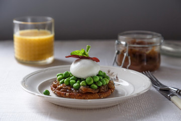 Bruschetta with green peas, mint and egg