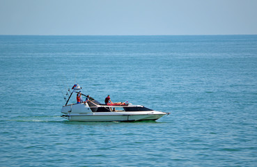 Прогулочная моторная яхта на Черном море