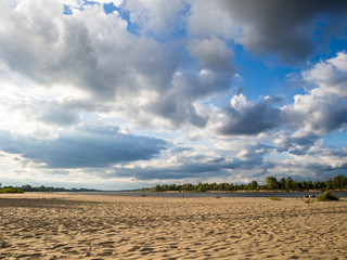 Plaża nad Wisłą w Ciszycy. Odpoczynek w piękny letni dzień nad wodą - obrazy, fototapety, plakaty