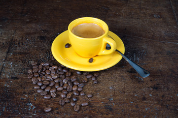 Tazzina di caffè, con chicchi di caffè arabica, caffè italiano, caffè e caffettiera, caffè e...