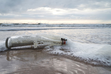 Flaschenpost am Strand
