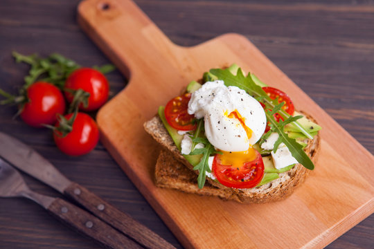 egg on toast with herbs cheese tomatoes