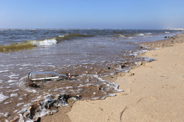 Flaschenpost am Strand