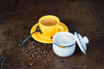 Tazzina di caffè, con chicchi di caffè arabica, caffè italiano, caffè e caffettiera, caffè e zuccheriera