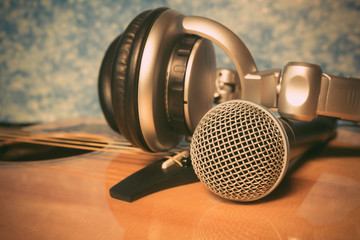 Obraz premium Music instruments concept the Microphone and headphones on class