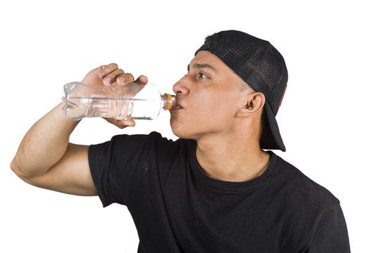 tomando agua 